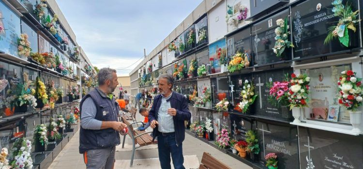 La Brigada d’Obres i Serveis prepara el Cementeri per a la celebració de Tots Sants