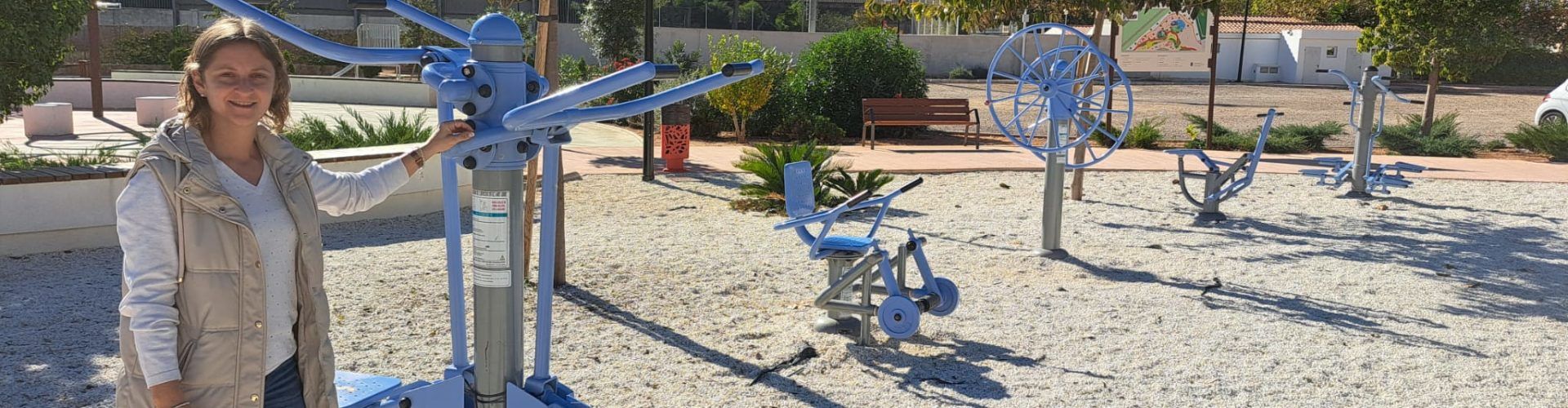 Alcalà-Alcossebre ensenya a utilitzar les màquines cardiosaludables situades en espais públics