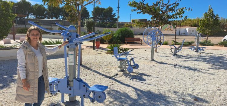Alcalà-Alcossebre ensenya a utilitzar les màquines cardiosaludables situades en espais públics