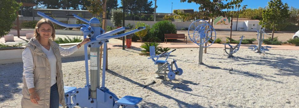Alcalà-Alcossebre ensenya a utilitzar les màquines cardiosaludables situades en espais públics