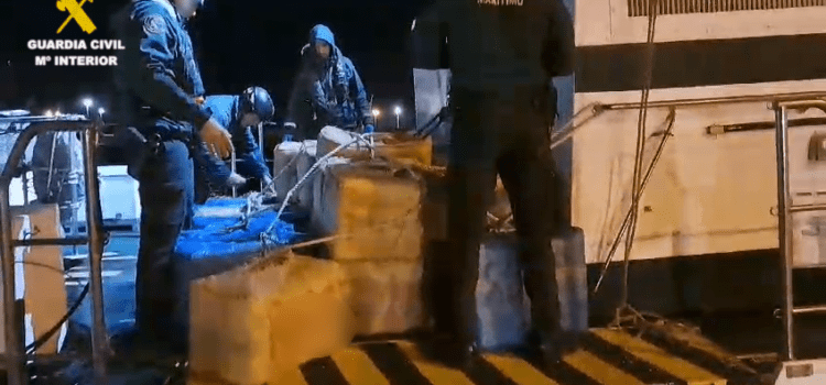 La Guardia Civil intercepta una narcolancha con 33 fardos de hachís en las Islas Columbretes
