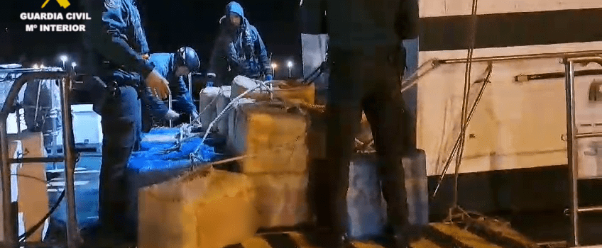 La Guardia Civil intercepta una narcolancha con 33 fardos de hachís en las Islas Columbretes