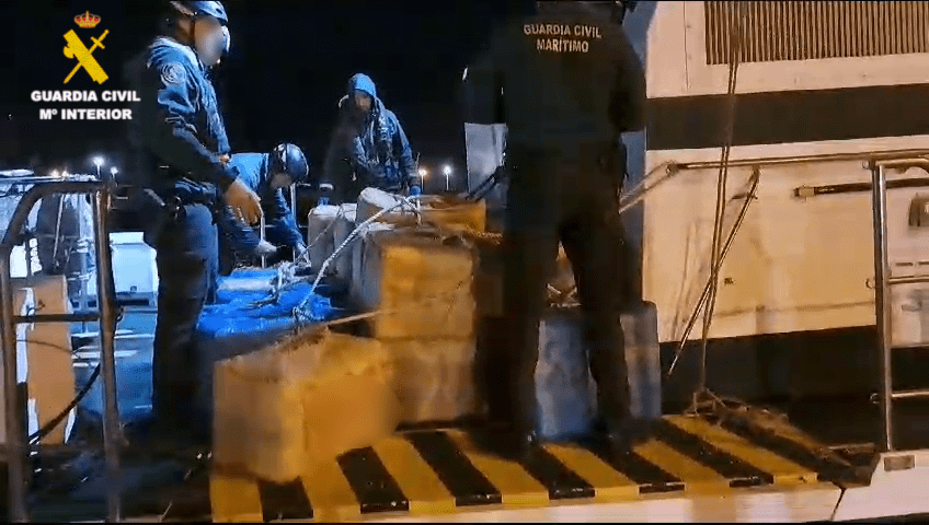 La Guardia Civil intercepta una narcolancha con 33 fardos de hachís en las Islas Columbretes