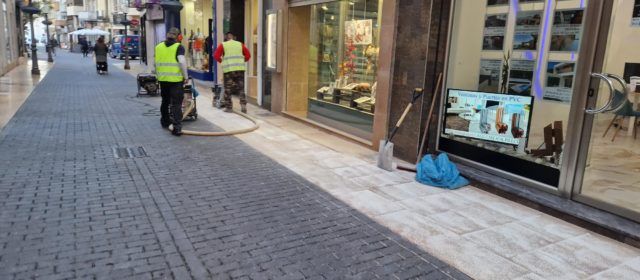 L’Ajuntament aplica un tractament antilliscant als carrers Major i Sant Cristòfol