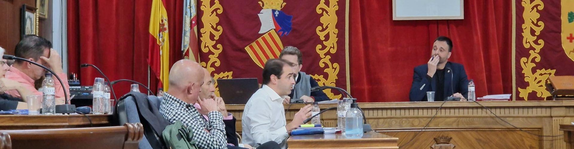 El plenari de Vinaròs aprova una resolució per l’eliminació de la violència contra la dona, amb el vot negatiu de VOX