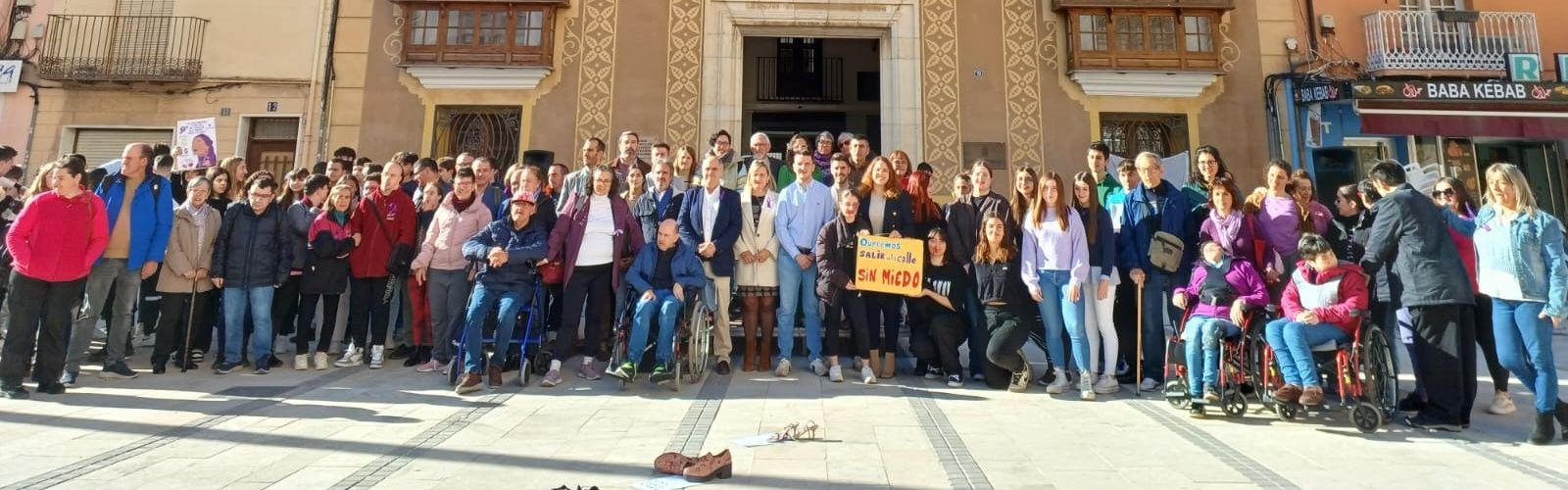 Benicarló manifesta el seu rebuig i condemna la violència masclista pel 25N