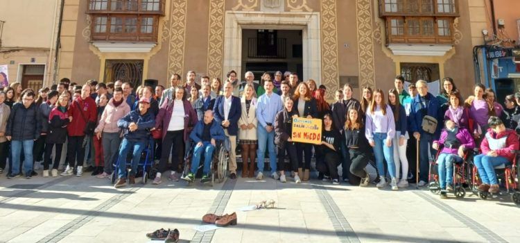 Benicarló manifesta el seu rebuig i condemna la violència masclista pel 25N
