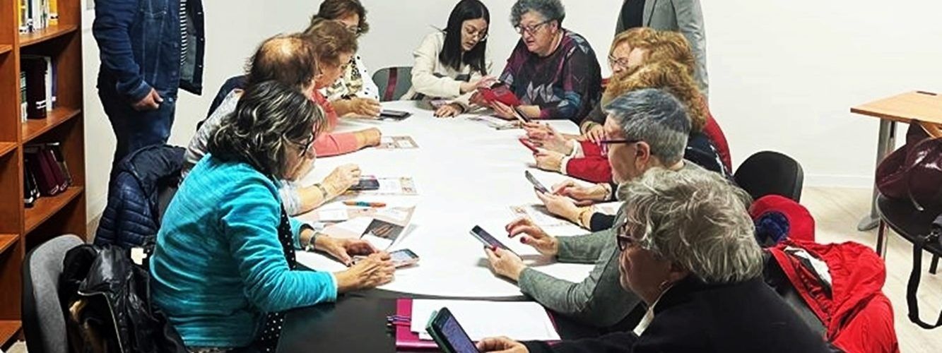 El Ayuntamiento de Canet Lo Roig forma a las mujeres en el funcionamiento y las posibilidades del teléfono móvil