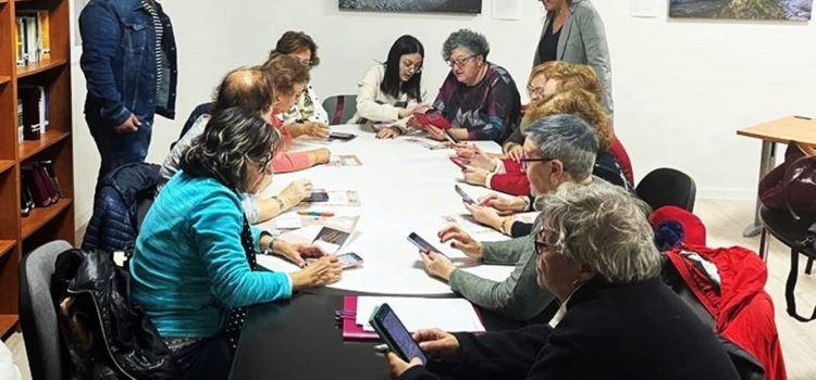 El Ayuntamiento de Canet Lo Roig forma a las mujeres en el funcionamiento y las posibilidades del teléfono móvil