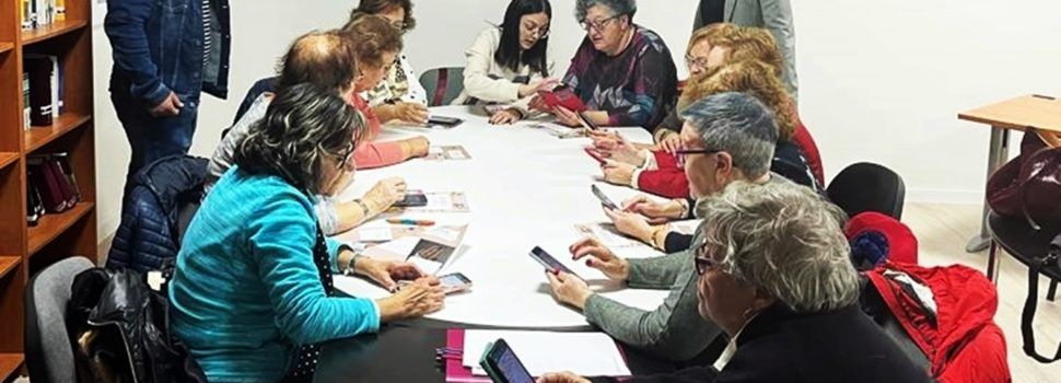 El Ayuntamiento de Canet Lo Roig forma a las mujeres en el funcionamiento y las posibilidades del teléfono móvil