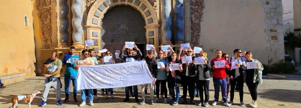 Manifestació de treballadors de la Fundació Diagrama de Vinaròs pel retard en el pagament de nòmines