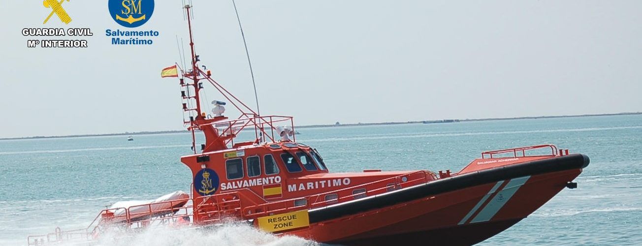 Rescatadas tres personas en un velero a la deriva frente a la costa del delta de l’Ebre