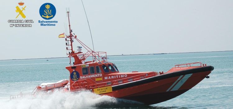 Rescatadas tres personas en un velero a la deriva frente a la costa del delta de l’Ebre