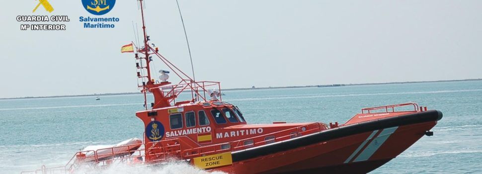 Rescatadas tres personas en un velero a la deriva frente a la costa del delta de l’Ebre