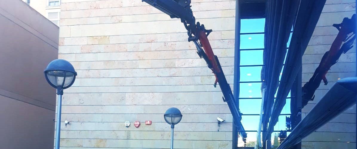 Retiren el panel del Palau de Justícia caigut pel vent