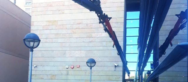 Retiren el panel del Palau de Justícia caigut pel vent