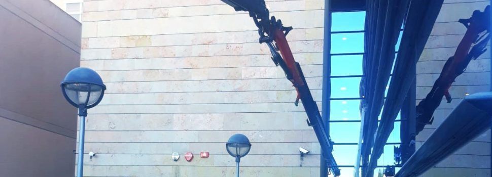 Retiren el panel del Palau de Justícia caigut pel vent