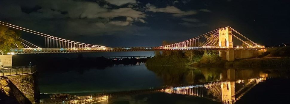 Fotos del pont penjant d’Amposta, de nit