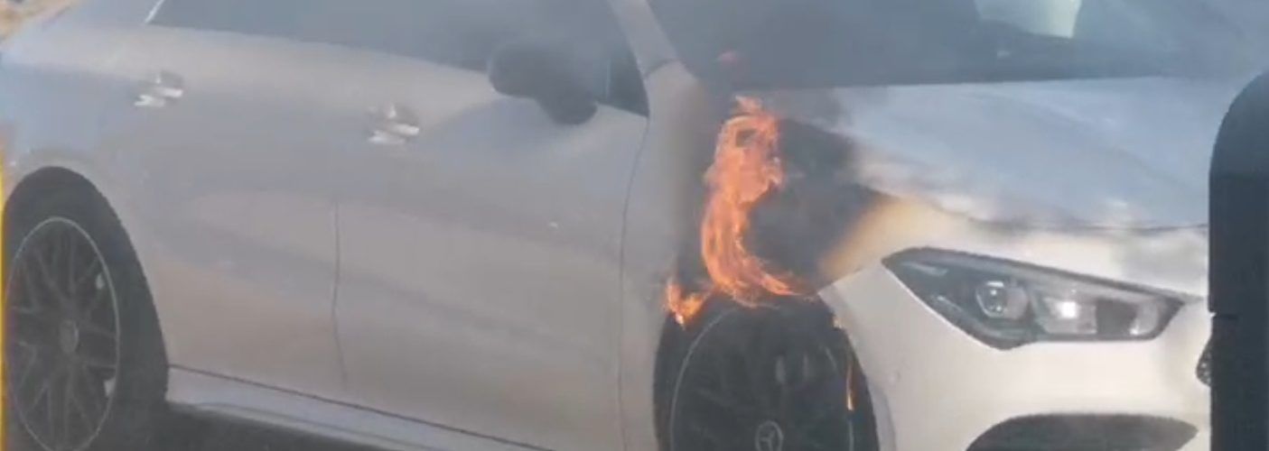 Vídeo: incendi en un cotxe estacionat a Vinaròs