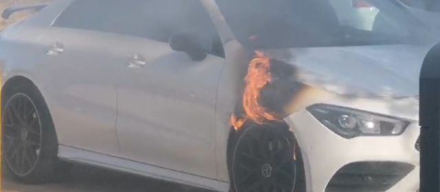 Vídeo: incendi en un cotxe estacionat a Vinaròs