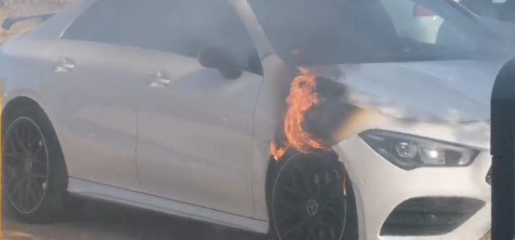 Vídeo: incendi en un cotxe estacionat a Vinaròs