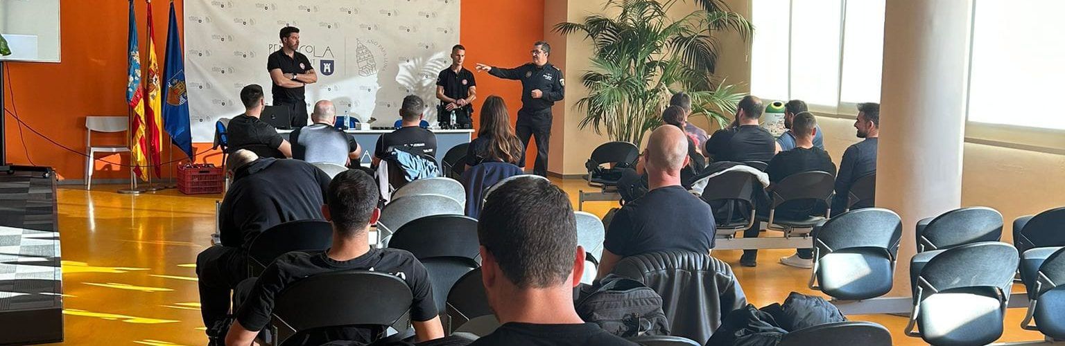 La Policía Local de Peñíscola realiza un curso sobre el uso del bastón extensible