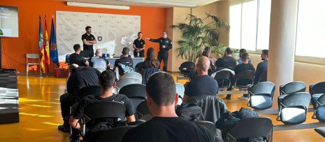 La Policía Local de Peñíscola realiza un curso sobre el uso del bastón extensible