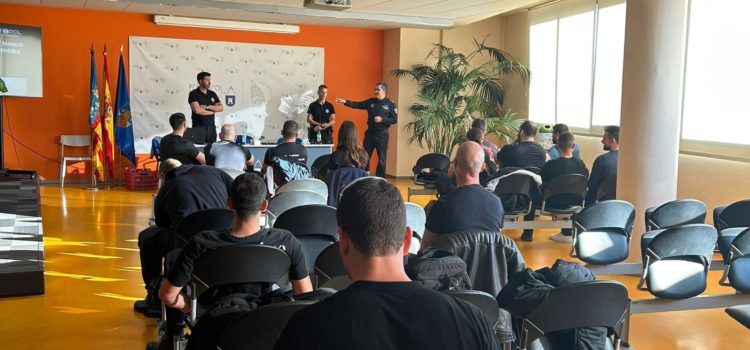 La Policía Local de Peñíscola realiza un curso sobre el uso del bastón extensible