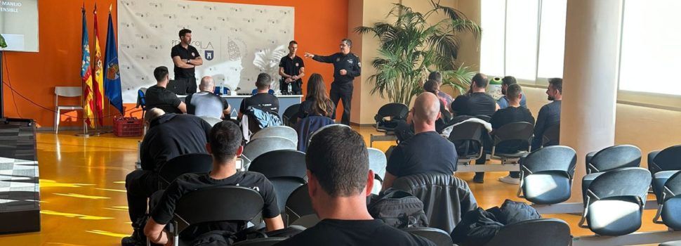 La Policía Local de Peñíscola realiza un curso sobre el uso del bastón extensible