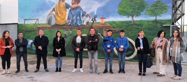 Peníscola inaugura mural en la zona poliesportiva amb motiu del Dia Internacional de la Infància