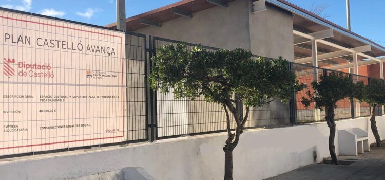 Santa Magdalena finalitza la construcció d’uns lavabos i zona d’ombra en l’exterior del pavelló poliesportiu
