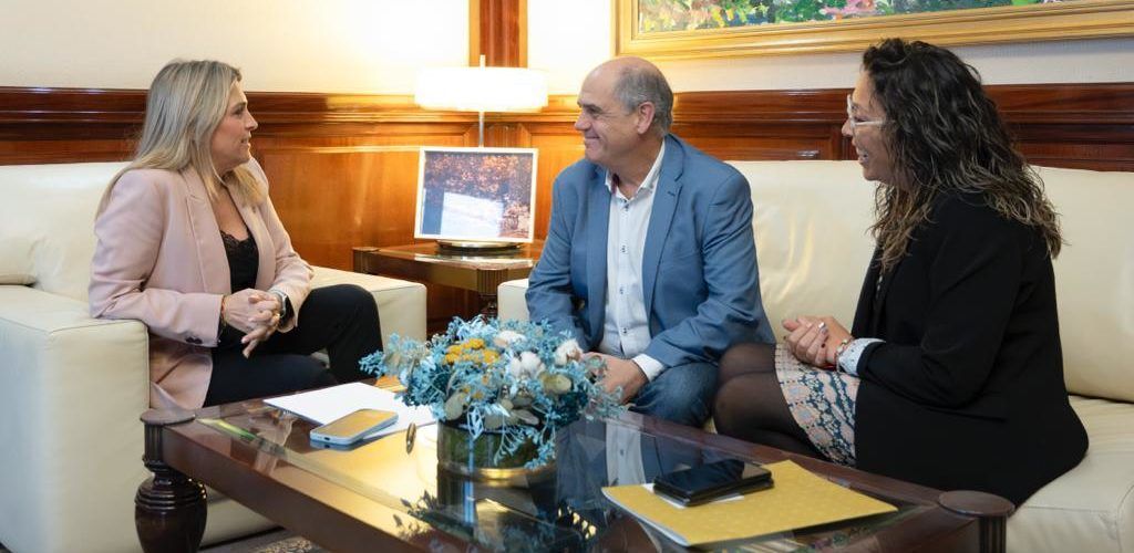 L’alcalde de Benicarló i la regidora d’Hisenda es reuneixen amb la presidenta de la Diputació