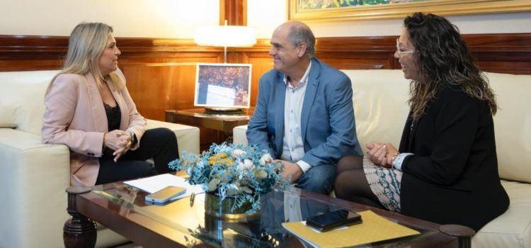 L’alcalde de Benicarló i la regidora d’Hisenda es reuneixen amb la presidenta de la Diputació
