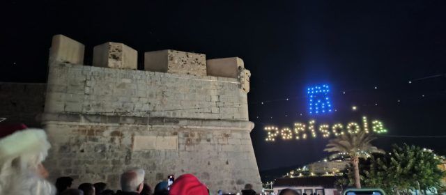 Peníscola il·lumina el seu cel per a per a encendre el seu espectacular enllumenat nadalenc