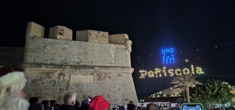 Peníscola il·lumina el seu cel per a per a encendre el seu espectacular enllumenat nadalenc
