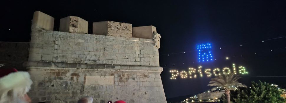 Peníscola il·lumina el seu cel per a per a encendre el seu espectacular enllumenat nadalenc