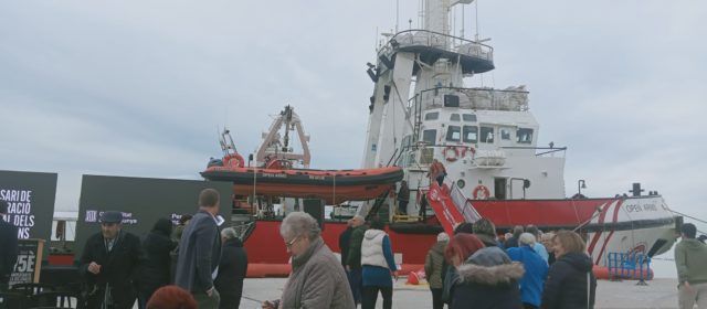 El vaixell d’Open Arms atraca al port de la Ràpita