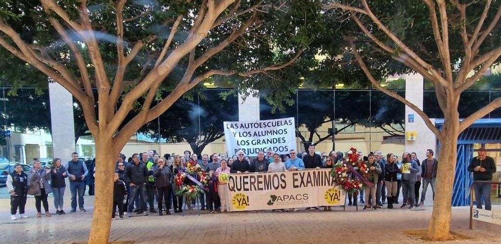 Autoescoles de Vinaròs i comarca, en la marxa lenta de protesta convocada a Castelló
