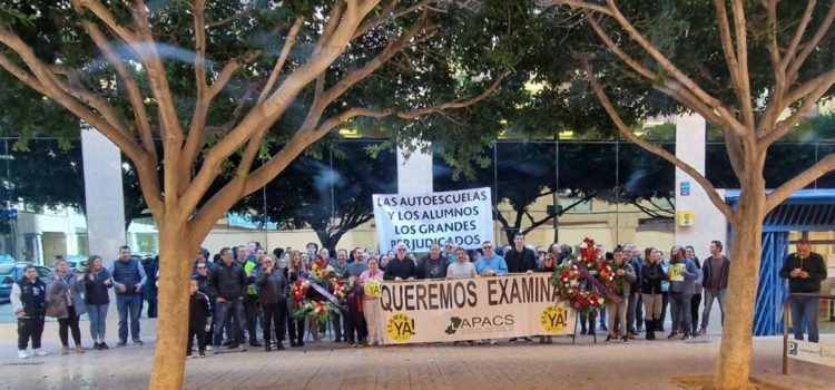 Autoescoles de Vinaròs i comarca, en la marxa lenta de protesta convocada a Castelló