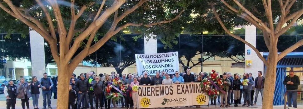 Autoescoles de Vinaròs i comarca, en la marxa lenta de protesta convocada a Castelló