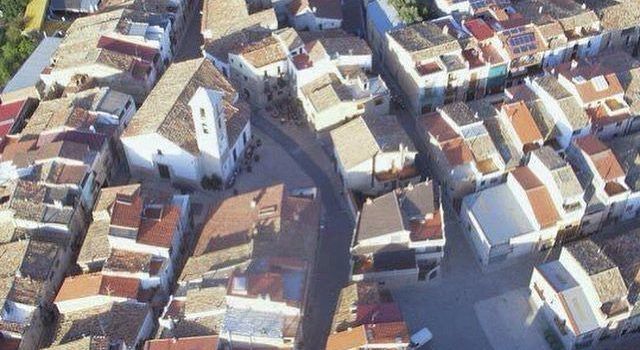 1,7 milions a Tírig per a reformar el col·legi, 7 habitatges socials i la millora de 3 places