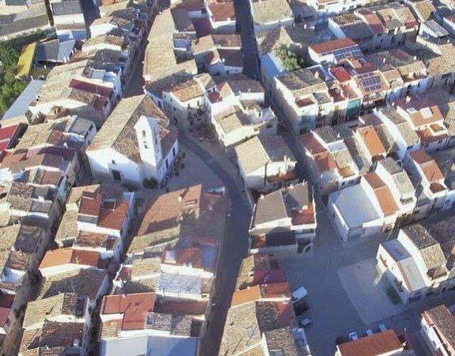 1,7 milions a Tírig per a reformar el col·legi, 7 habitatges socials i la millora de 3 places