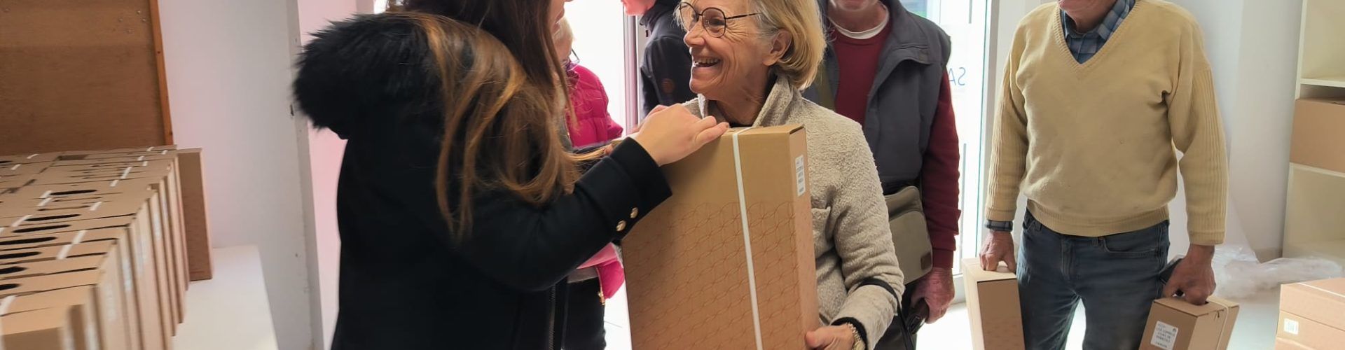 El Ayuntamiento de Peñíscola entrega 1500 cestas de Navidad a los más mayores
