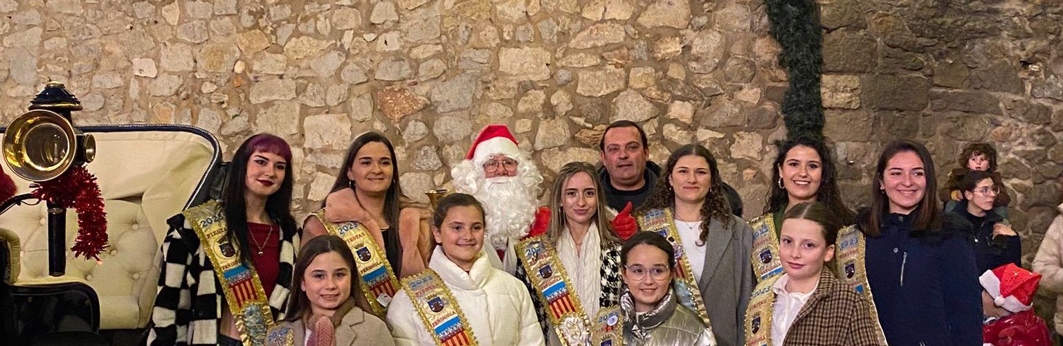 Papa Noel llega a Peñíscola en el Día de Navidad para compartir ilusión con los más pequeños