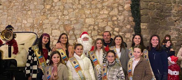 Papa Noel llega a Peñíscola en el Día de Navidad para compartir ilusión con los más pequeños