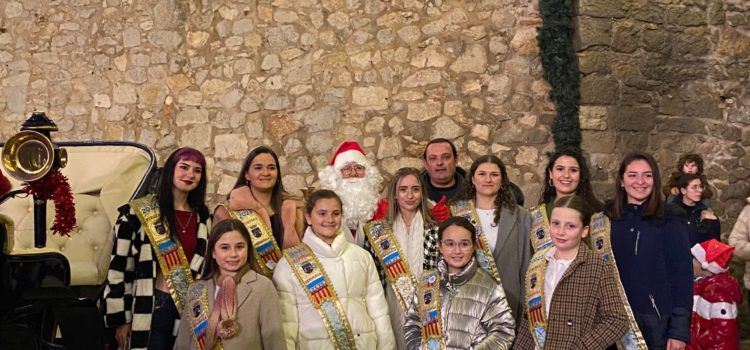 Papa Noel llega a Peñíscola en el Día de Navidad para compartir ilusión con los más pequeños