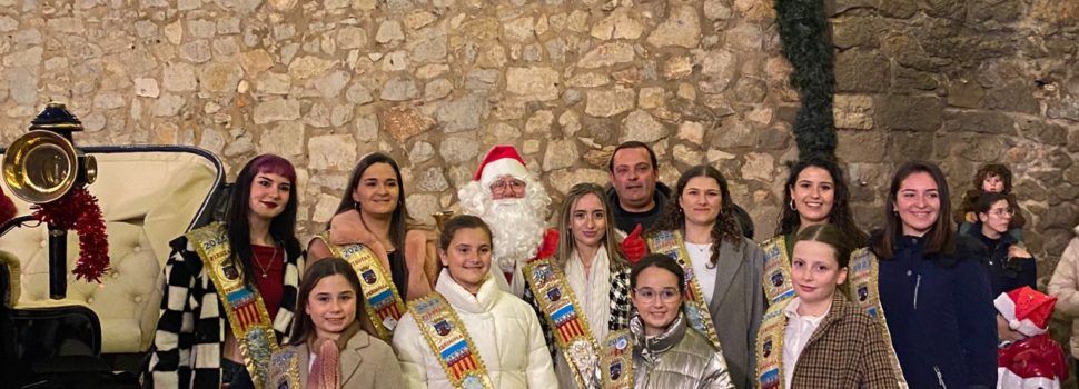 Papa Noel llega a Peñíscola en el Día de Navidad para compartir ilusión con los más pequeños