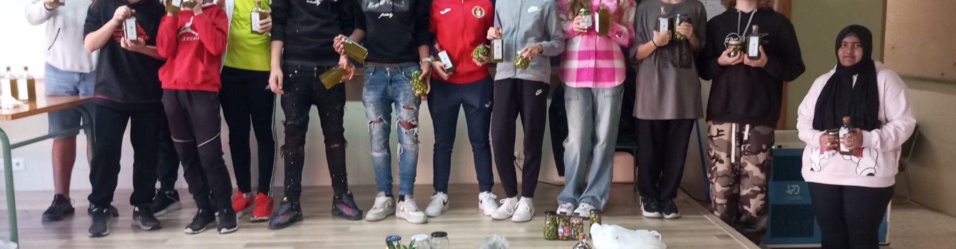 L’IES Vilaplana cull les seues olives i en fa oli