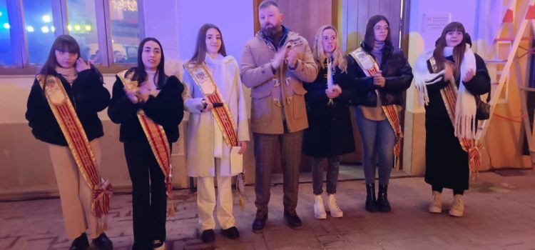Sant Jordi inicia la seua programació de Nadal amb una espectacular encesa de llums en la seua plaça Major