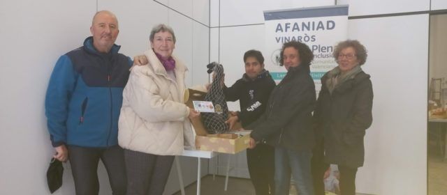 AFANIAD Vinaròs entrega la Cesta de Navidad 2.023, donada por Lo Porcellet de Traiguera